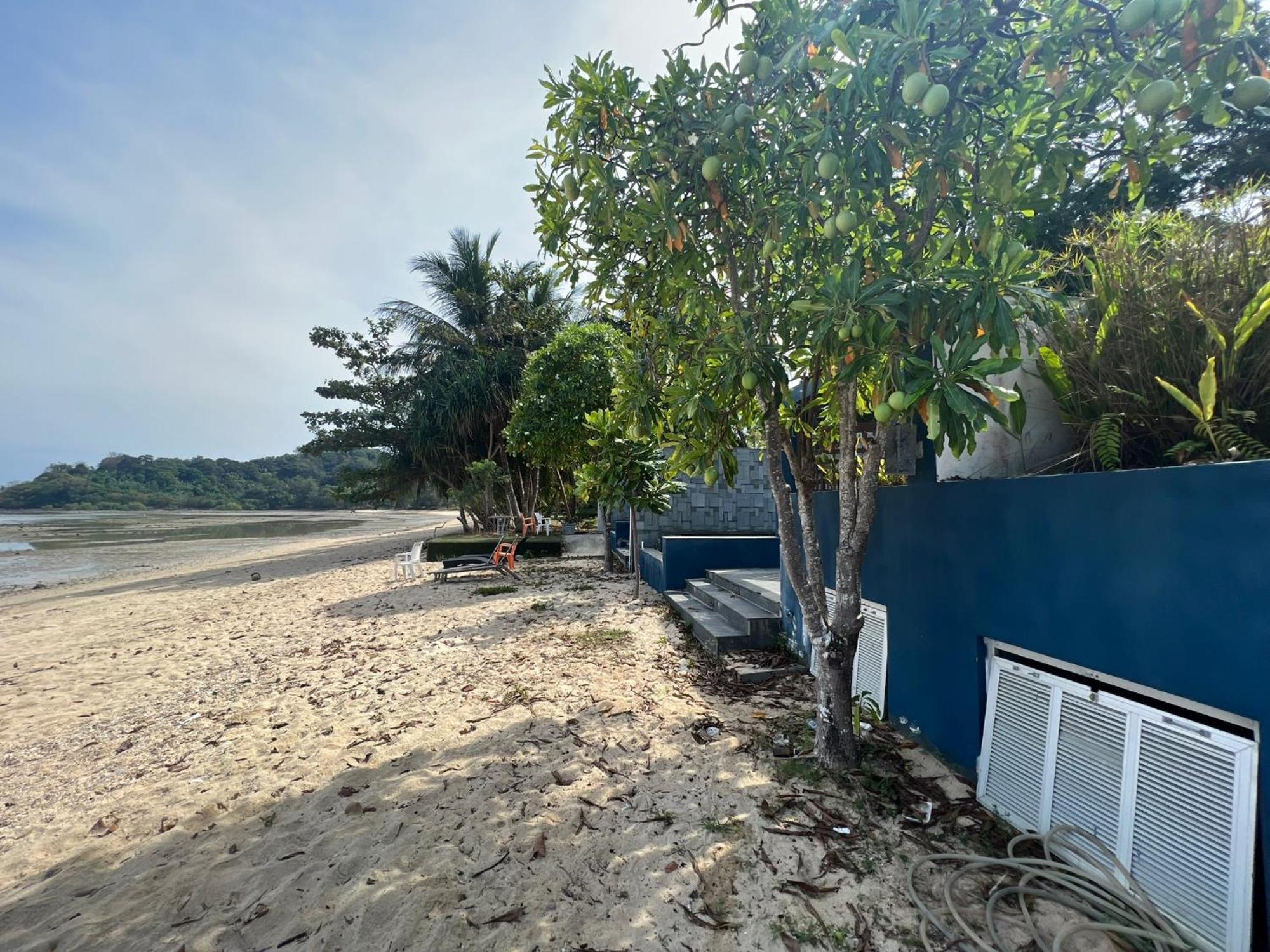 Tempat peranginan The Nchantra Beachfront Phuket